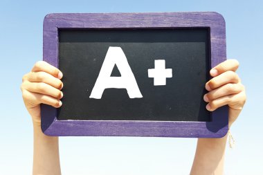 A ile tahta tutan eller +