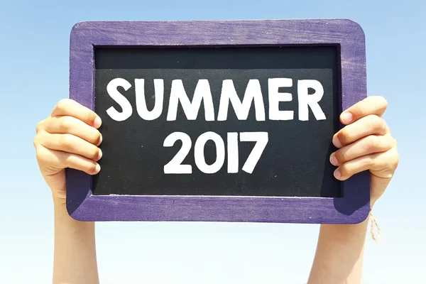 Hands with blackboard with  summer 2017 — Stock Photo, Image