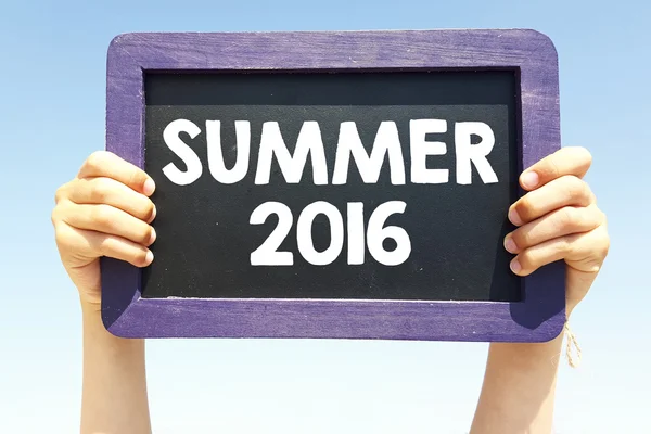 Hands with blackboard with  summer 2016 — Stock Photo, Image