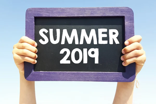 Manos con pizarra con verano 2019 — Foto de Stock