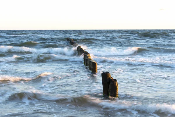 Olas estrellándose en el mar — Foto de Stock