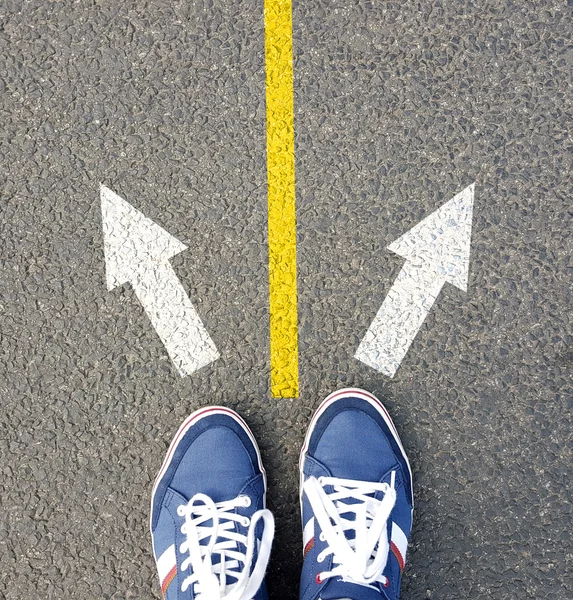 Männliche Turnschuhe mit gezeichneten Richtungspfeilen — Stockfoto