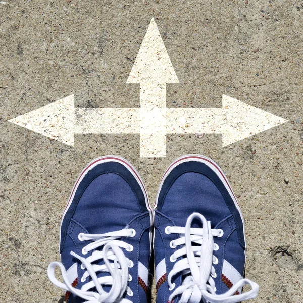 Männliche Turnschuhe mit gezeichneten Richtungspfeilen — Stockfoto