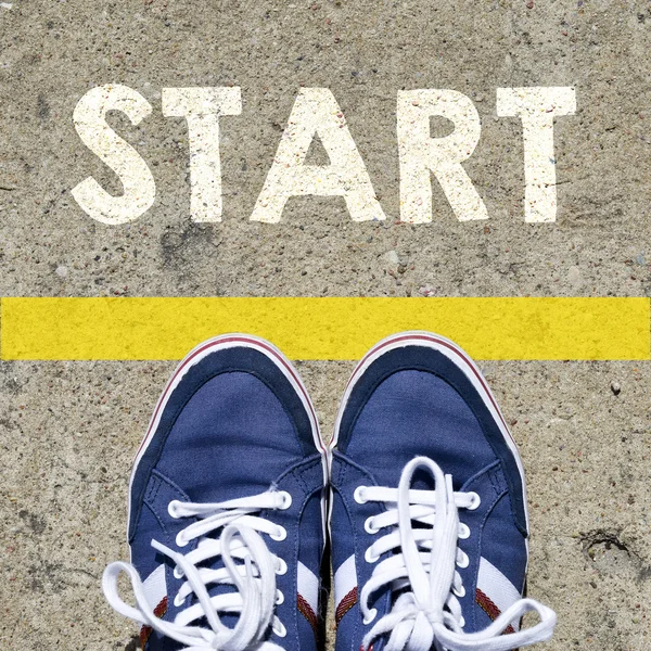 Mannelijke sneakers met start word — Stockfoto