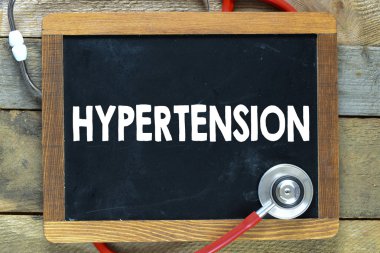 Hipertansiyon ve stetoskop ile yazı tahtası