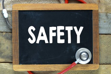 Güvenlik kelimesi ve stetoskop ile yazı tahtası