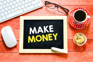 yazı tahtası üzerinde para kazanmak