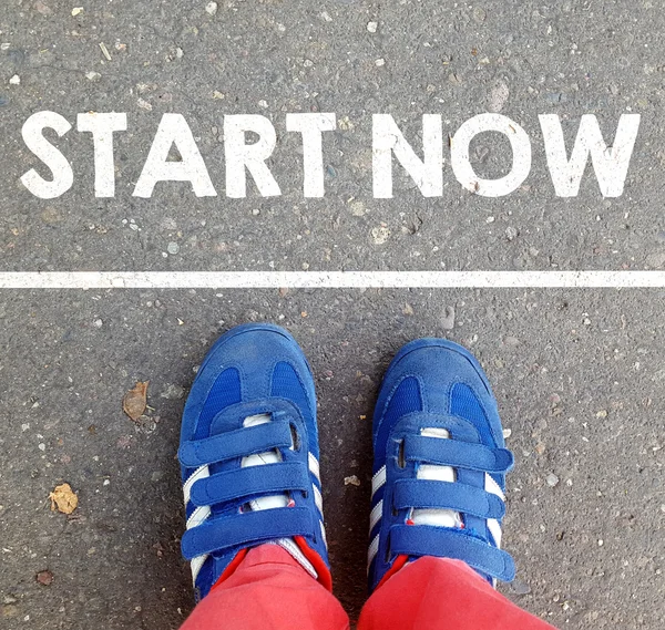 Mannelijke sneakers met start nu — Stockfoto