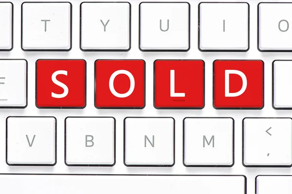 Teclado branco do computador com vendido — Fotografia de Stock