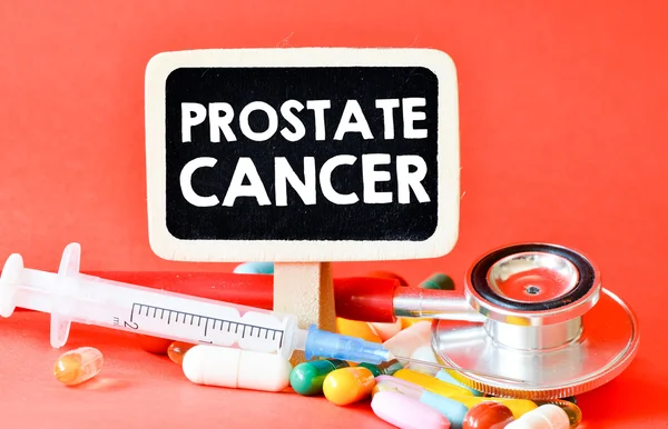 Blackboard com câncer de próstata e pílulas — Fotografia de Stock