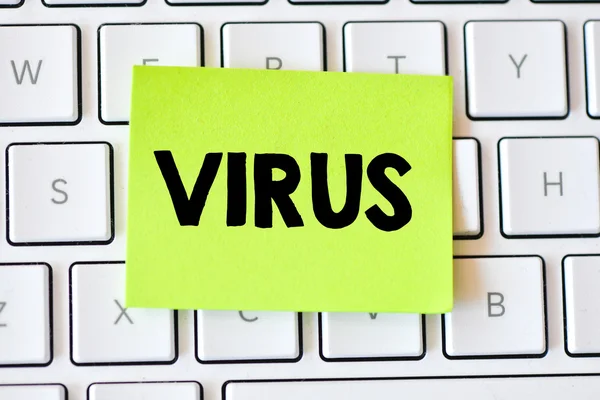 Memo mit Virus auf der Tastatur — Stockfoto