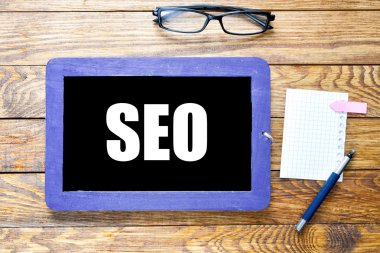 Blackboard gözlüklü SEO