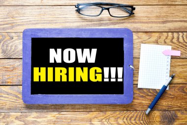 Şimdi Kiralama!!! yazı tahtası üzerinde gözlük