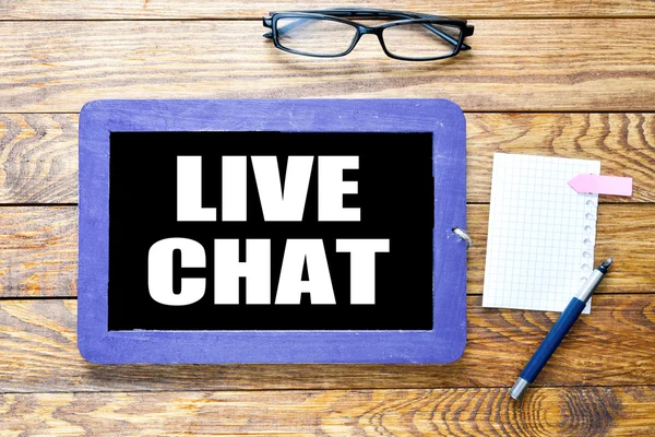 Chat ao vivo no Blackboard com óculos — Fotografia de Stock