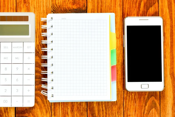 Notepad cu smartphone și calculator — Fotografie, imagine de stoc