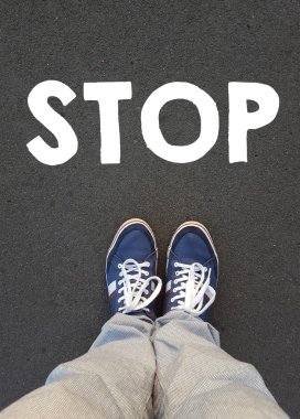 Erkek spor ayakkabı ve kelime dur