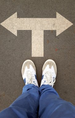 çizilmiş yön okları ile erkek spor ayakkabı