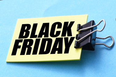 Bir kağıt parçasına yazılmış Kara Cuma kelimeleri. Mağazalarda terfi ve satış zamanı..