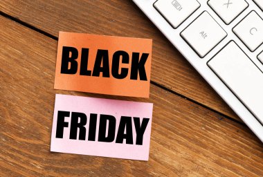 Bir kağıt parçasına yazılmış Kara Cuma kelimeleri. Mağazalarda terfi ve satış zamanı..