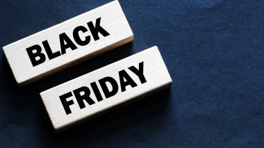 Kara Cuma. Mağazalarda terfi ve satış zamanı..