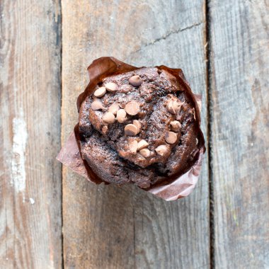 Masa üzerine çikolatalı muffin
