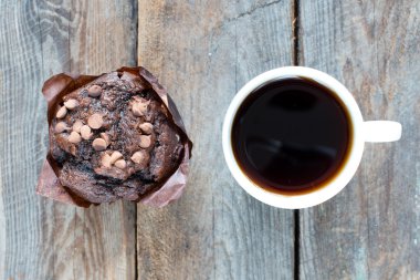 Kahve ve çörek üstünde okul sırası
