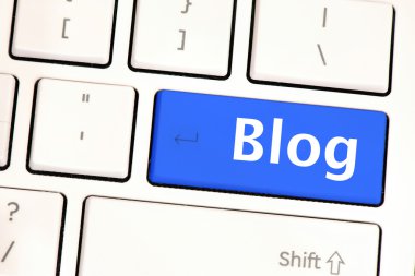 Bilgisayar beyaz klavye ile blog