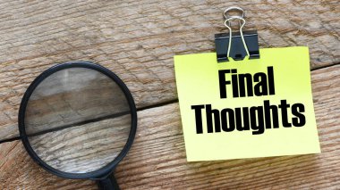 Son düşünceler küçük bir sayfa kağıt ve ahşap bir zemin üzerinde.