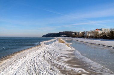 Buz ve Kış Atmosferli Donmuş Baltık Denizi manzarası