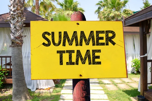 Hora de verano en letrero de madera — Foto de Stock