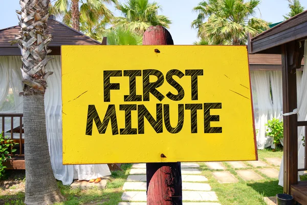 Erste Minute auf Holzschild — Stockfoto