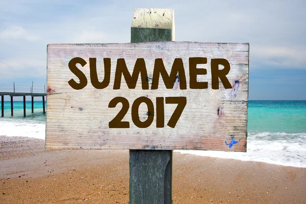 Літо 2017 року на дерев'яному знаку — стокове фото