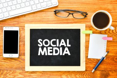 yazı tahtası üzerindeki sosyal medya