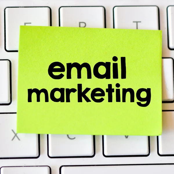 Nota z e-mail marketingu na klawiaturze — Zdjęcie stockowe
