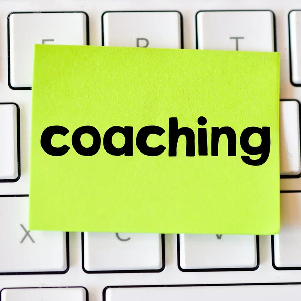 Memo with  coaching  on  keyboard — Stock Photo, Image