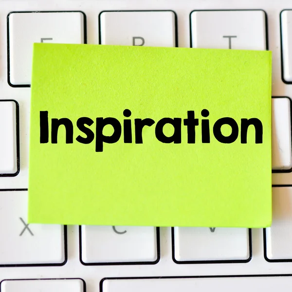 Memo mit Inspiration auf der Tastatur — Stockfoto