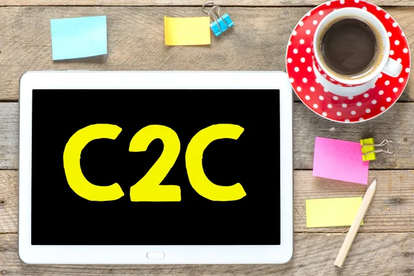 C2c auf Tablet-PC mit Tasse Kaffee — Stockfoto