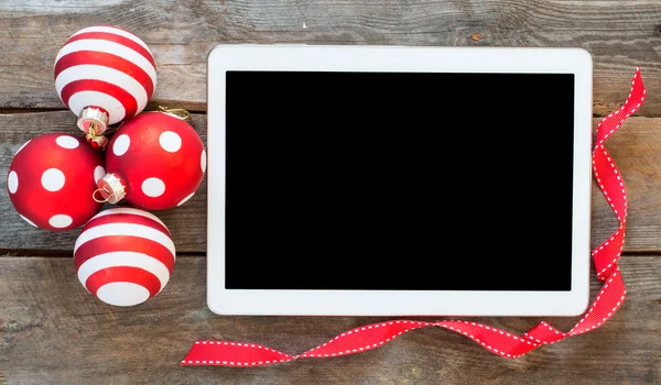 Table pc et boules de Noël — Photo