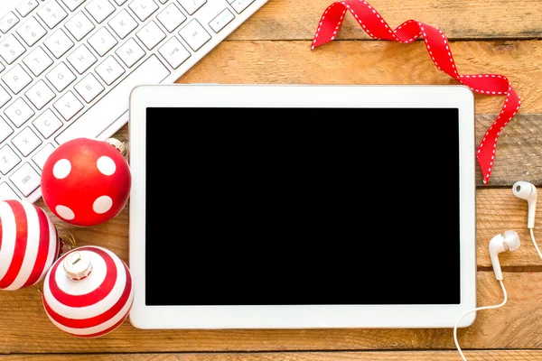 Počítač tablet pc s sluchátka a vánoční koule — Stock fotografie
