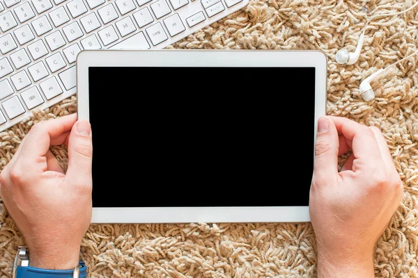 Manliga händer som håller TabletPC — Stockfoto