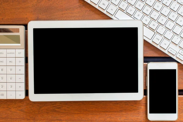 Tablet PC con smartphone y calculadora — Foto de Stock
