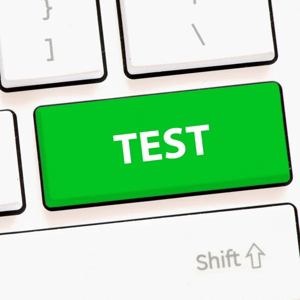 Computertoetsenbord met test — Stockfoto