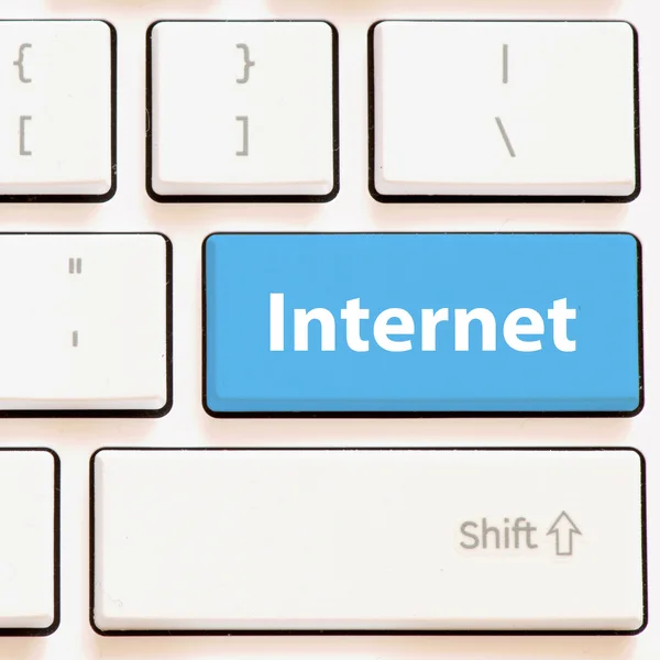 Toetsenbord van de computer met internet — Stockfoto