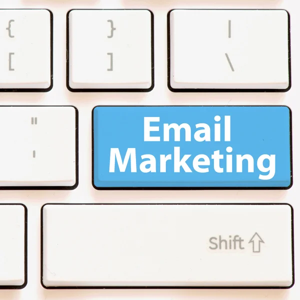 Teclado de computadora con email marketing — Foto de Stock