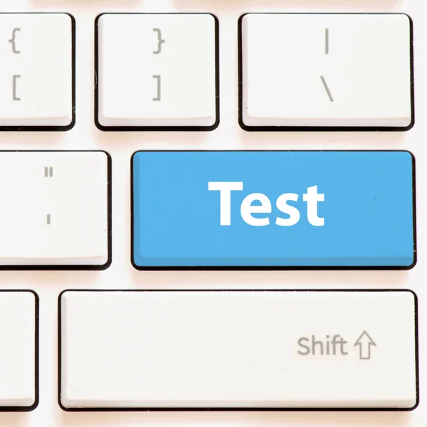 Datorns tangentbord med test — Stockfoto