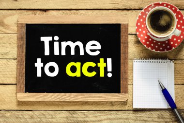 yazı tahtası üzerinde kahve ile hareket zamanı