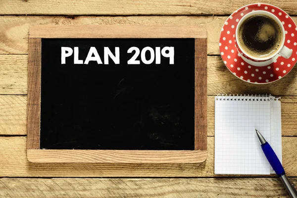 Planera 2019 på Blackboard med kaffe — Stockfoto