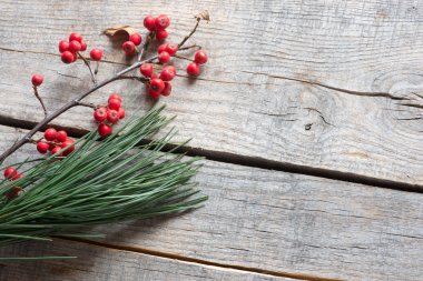 Üvez meyveleri ahşap zemin üzerinde