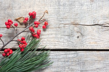 Üvez meyveleri ahşap zemin üzerinde