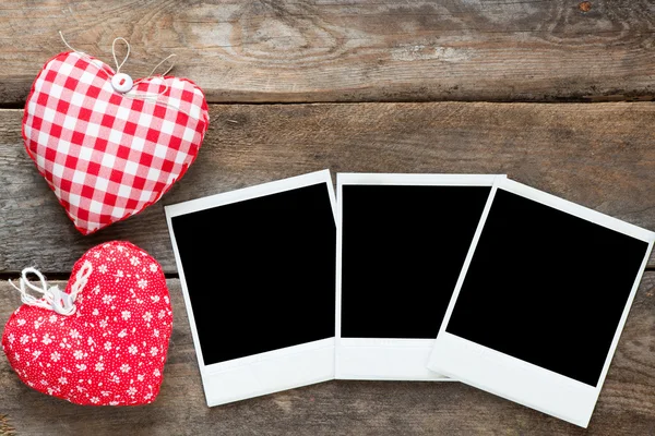 Decorative Hearts and photos on  wooden background — Stock Photo, Image